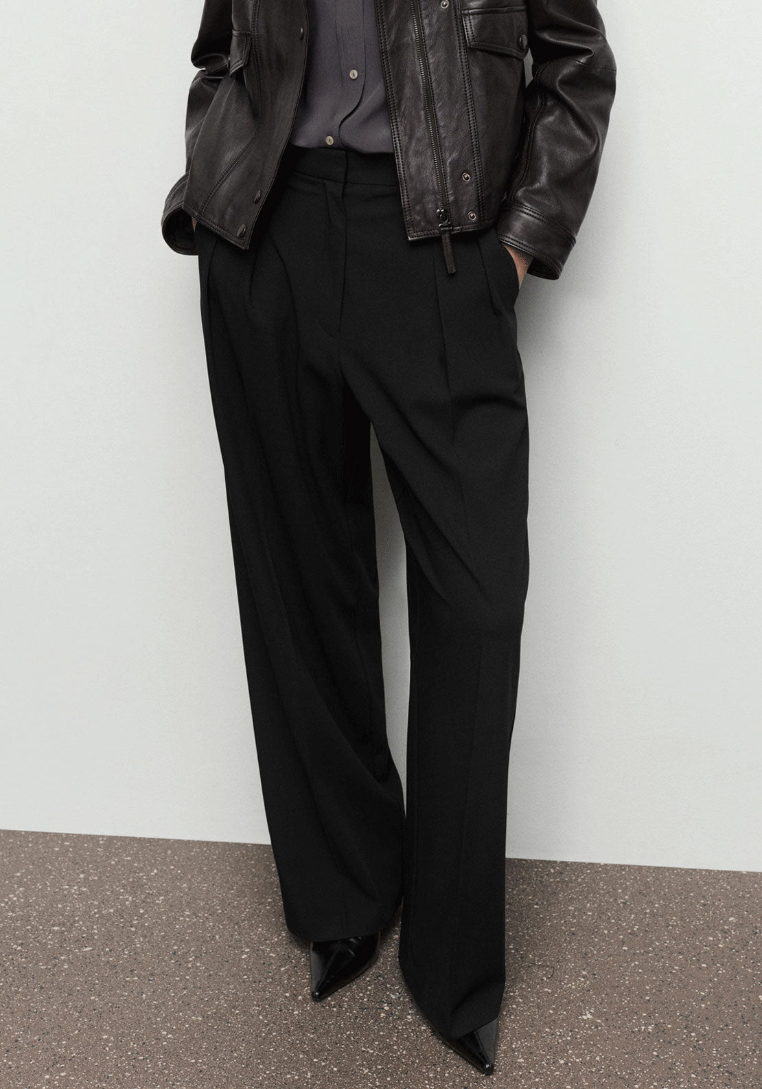 Wide Leg Mid Rise Pleated Trousers - Black