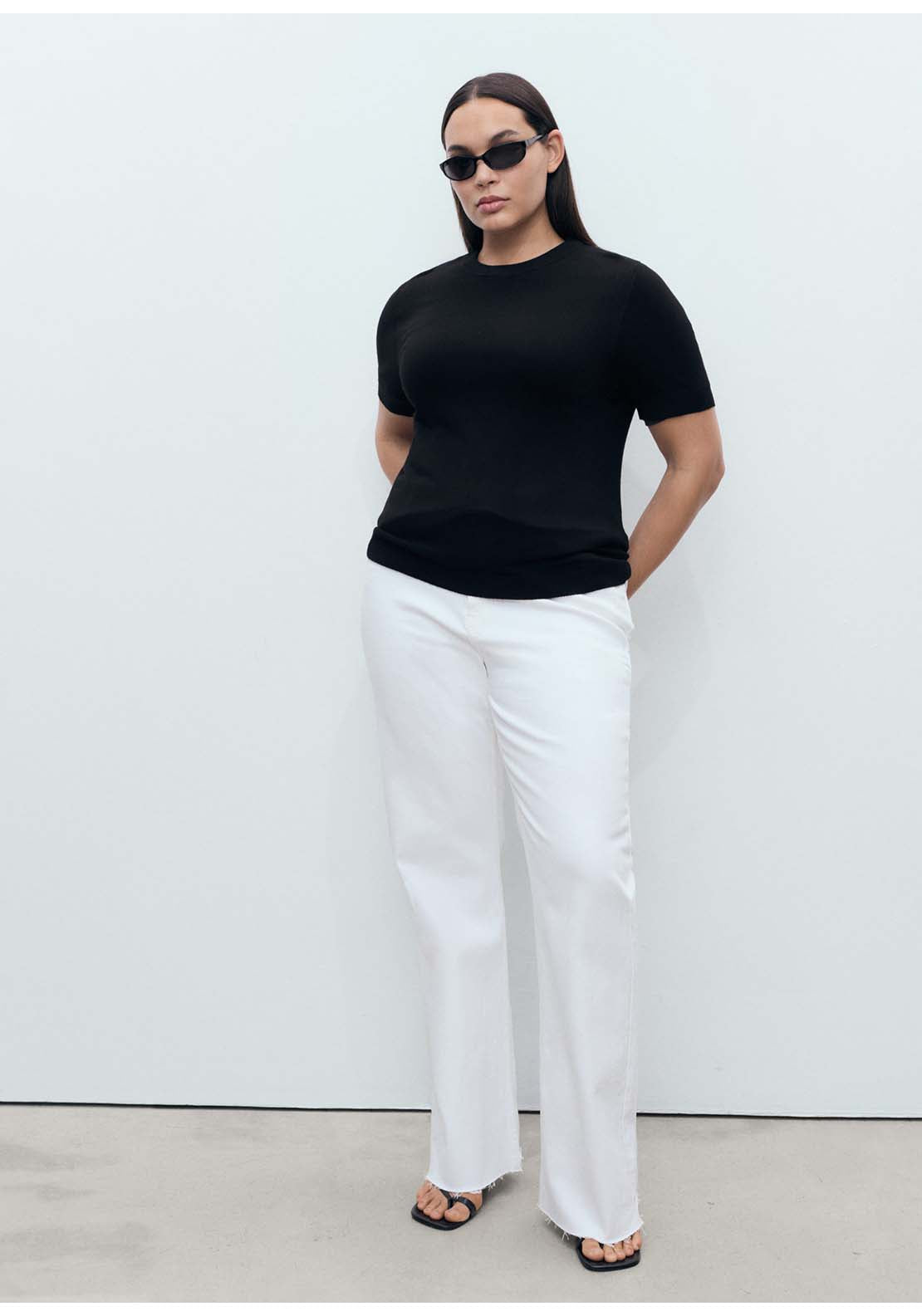 Short-Sleeved Fine Knit Sweater - Black