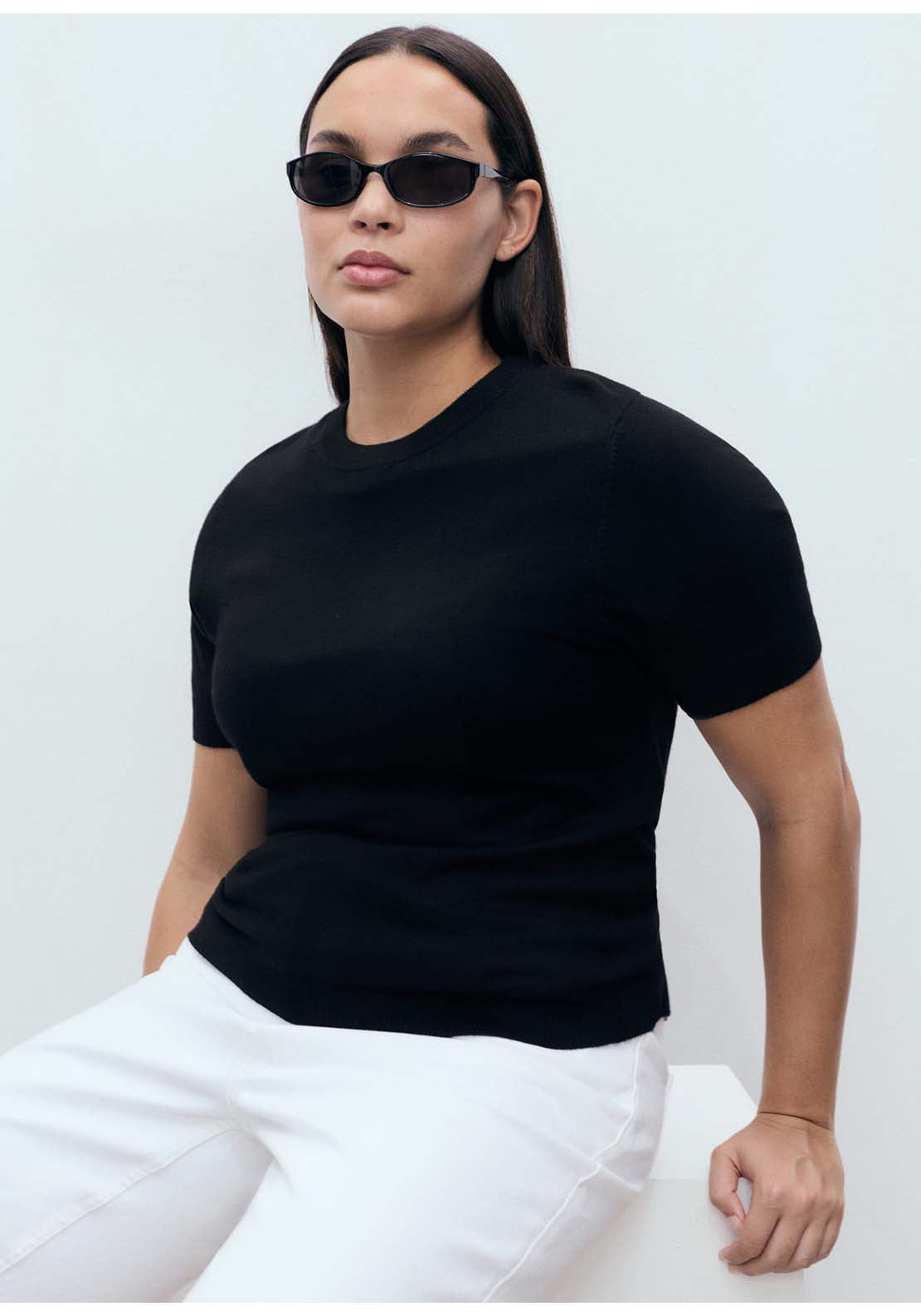 Short-Sleeved Fine Knit Sweater - Black