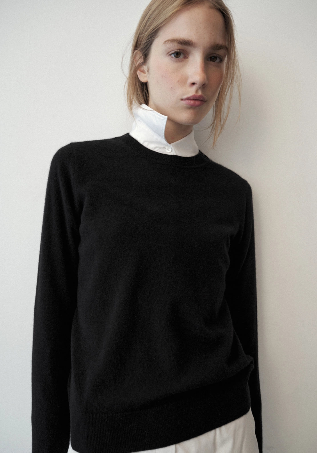 100% Cashmere Round Neck Sweater - Black