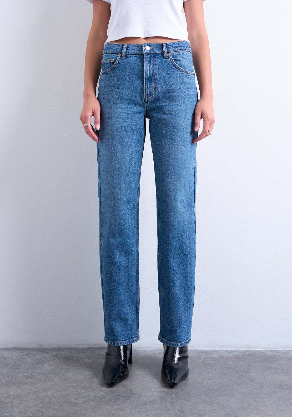 Karla Medium Rise StraightJeans - Medium Blue Denim