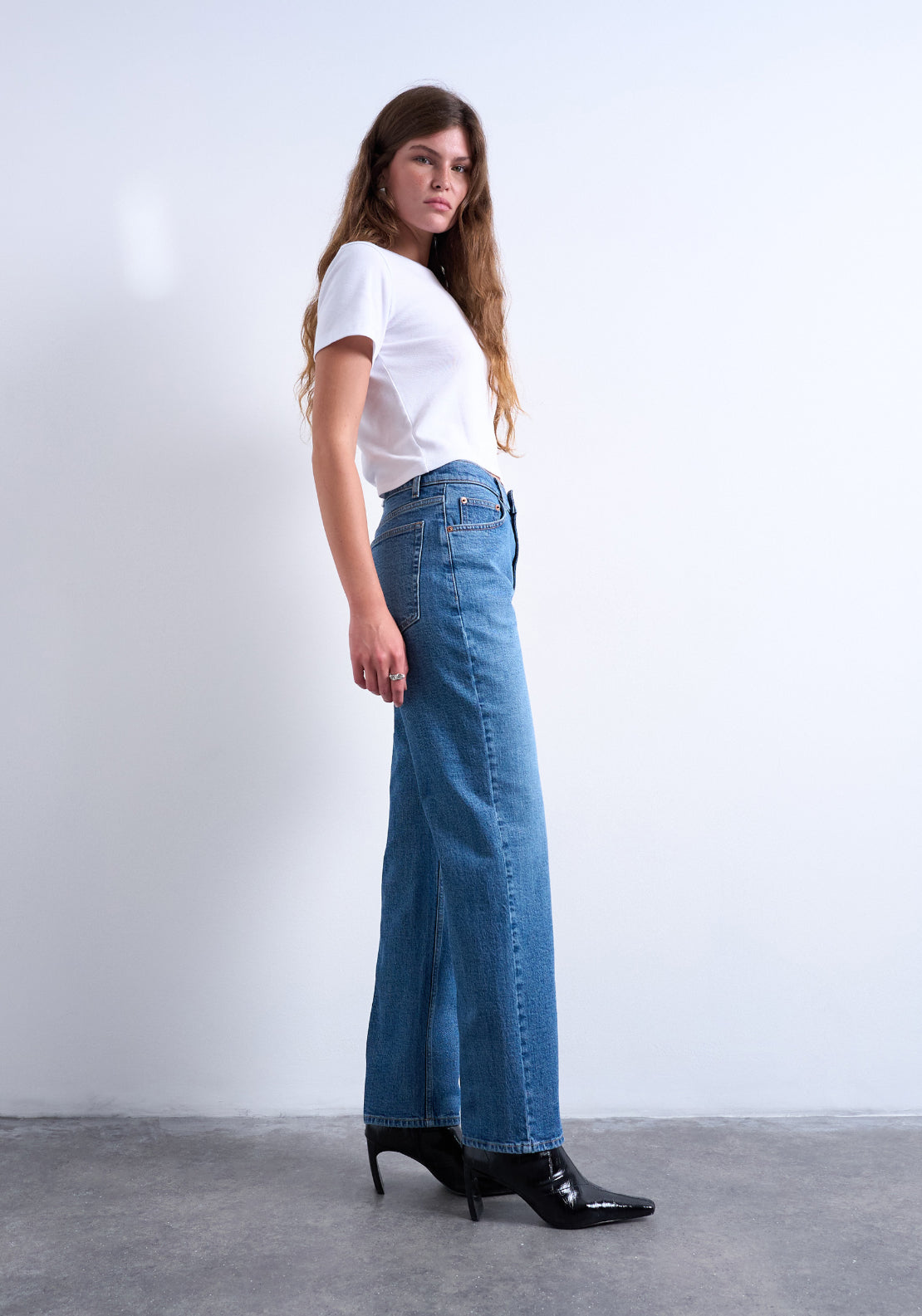 Karla Medium Rise StraightJeans - Medium Blue Denim