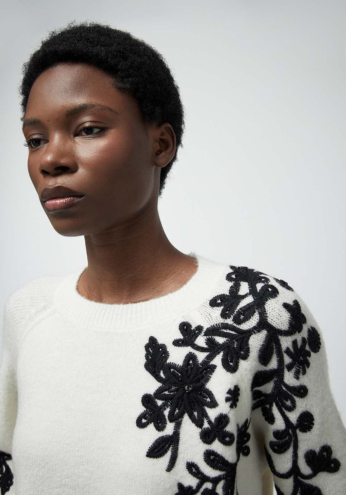 Contrast Embroidery Sweater - Cream