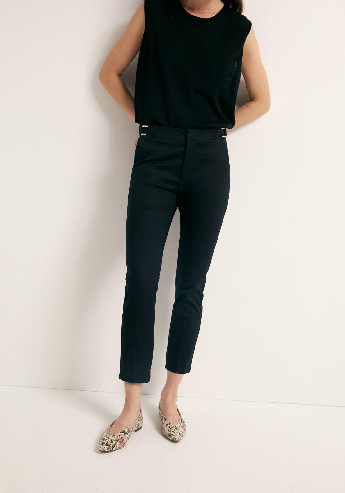 Buckle Detail Capri Trousers - Black