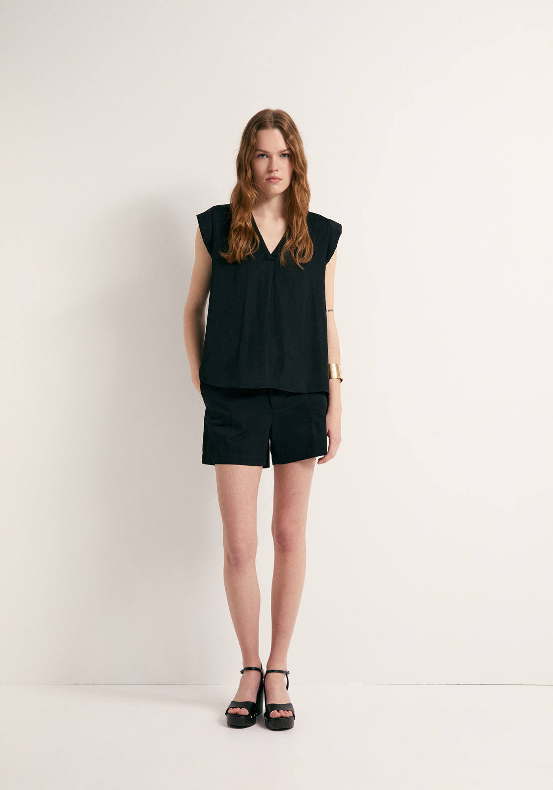 Basic Sleeveless Top With V Neck Top - Black