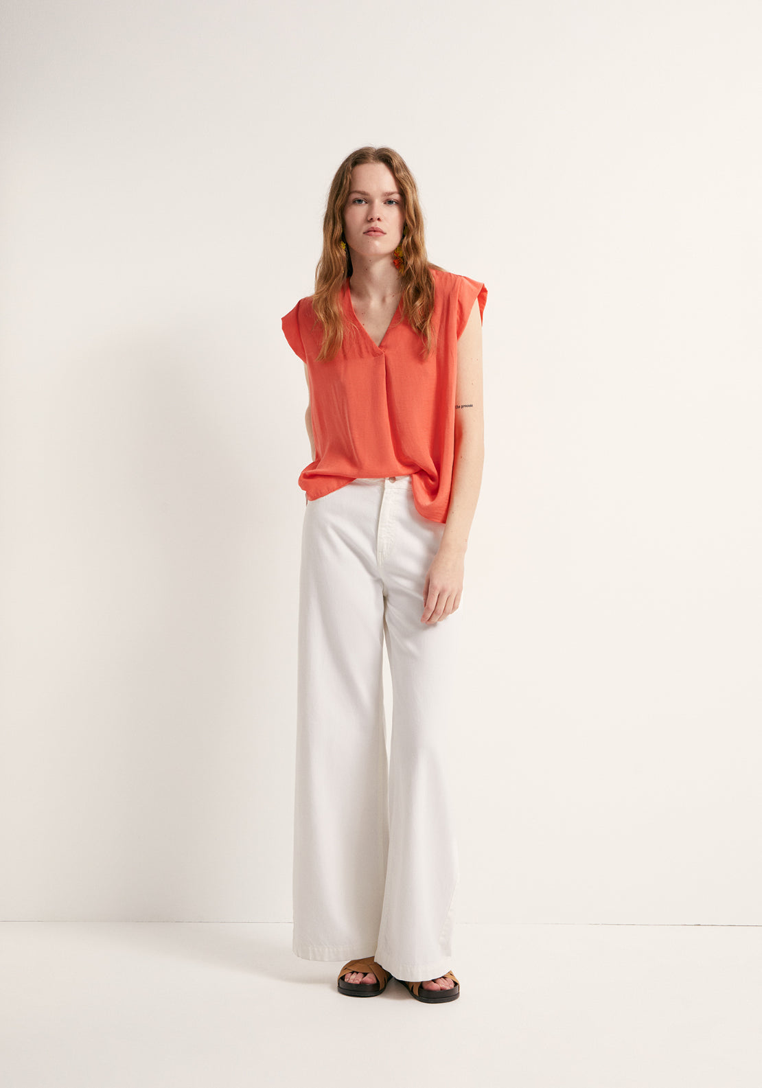 Basic Sleeveless Top With V Neck Top - Red