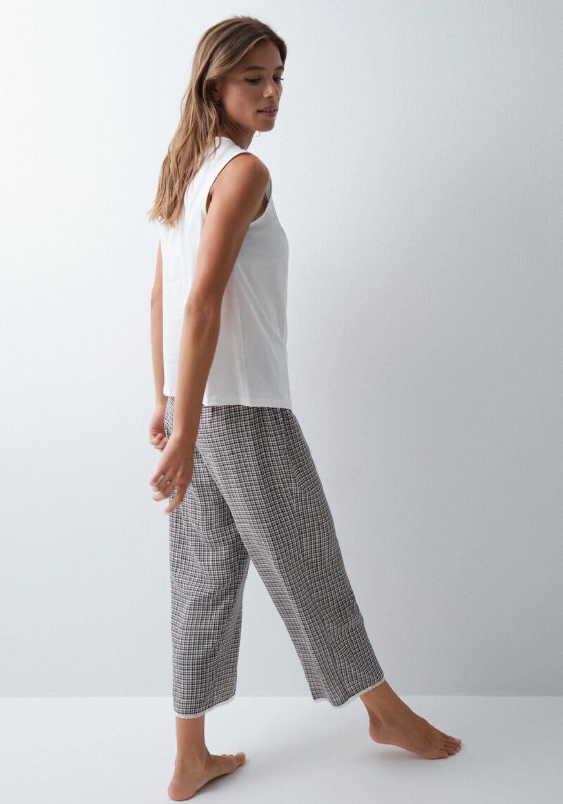 Plaid Capri Trousers with Lace Hems - Black