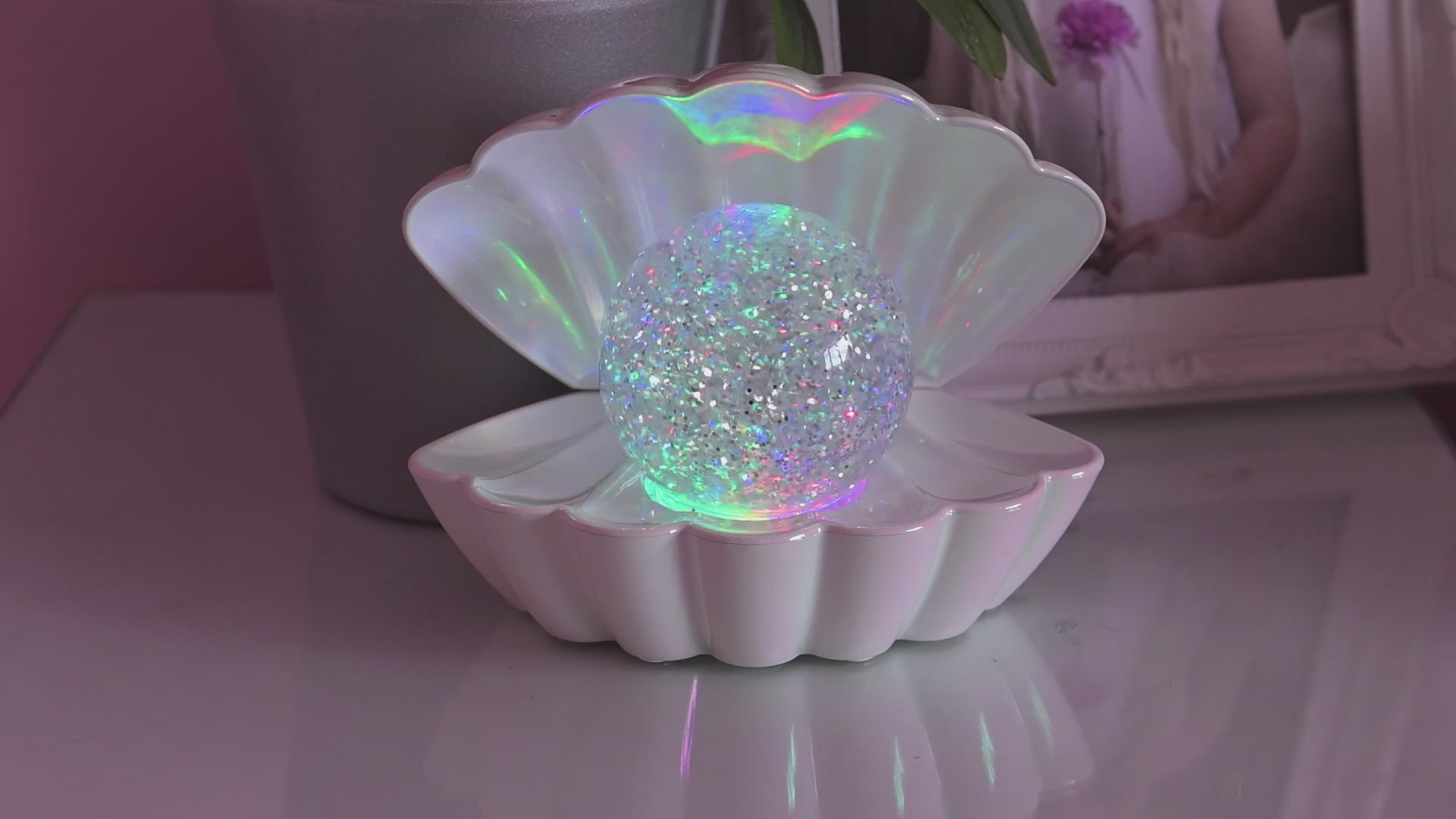 Colour LED Clam with Glitter Pearl - White