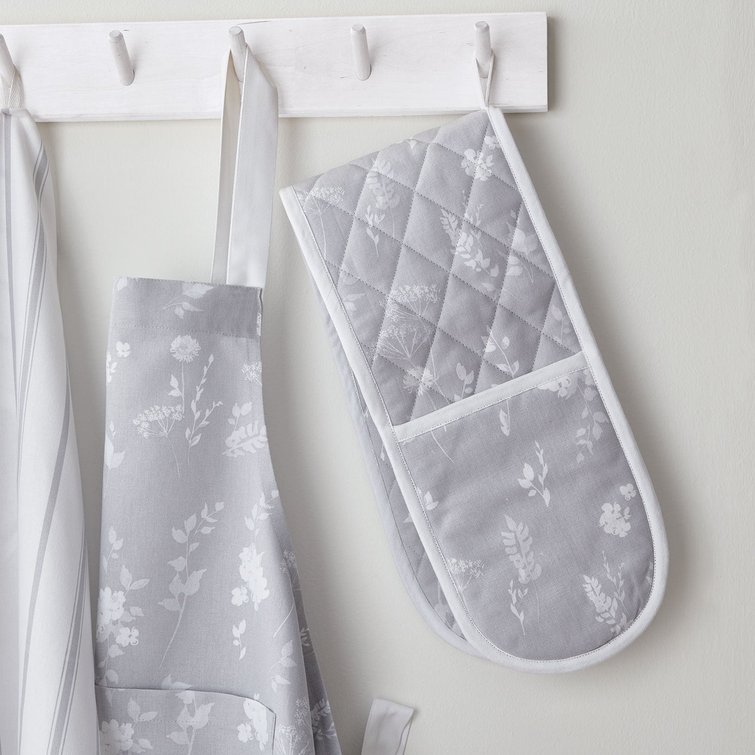 Catherine Lansfield Dining Meadowsweet Floral Double Oven Glove - White / Grey 2 Shaws Department Stores