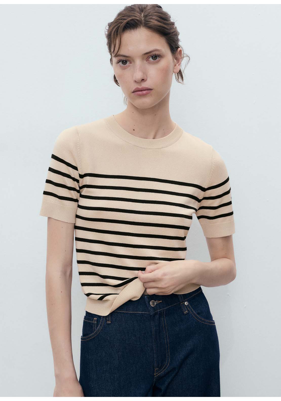 Short-Sleeved Fine Knit Sweater - Brown