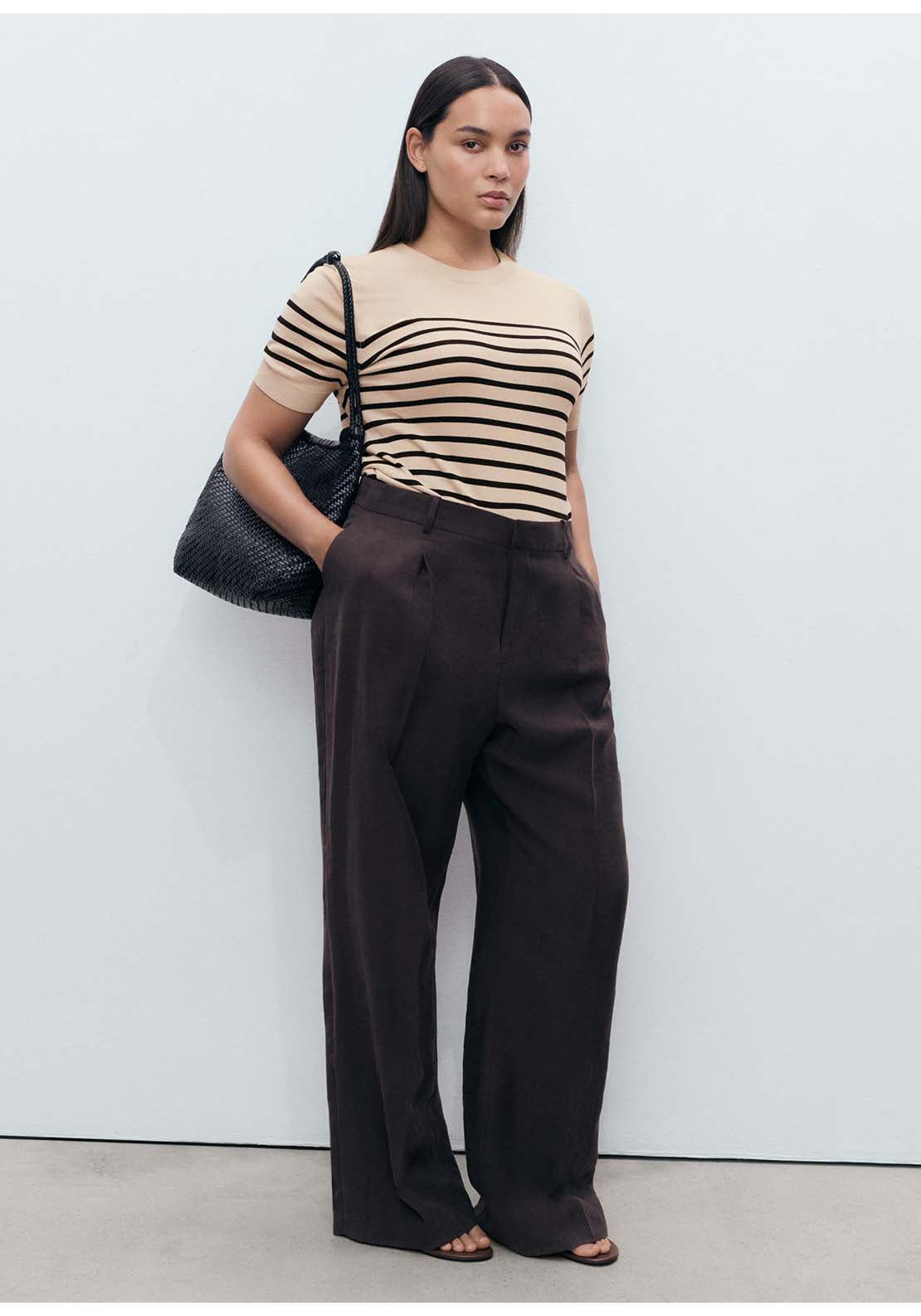 Short-Sleeved Fine Knit Sweater - Brown