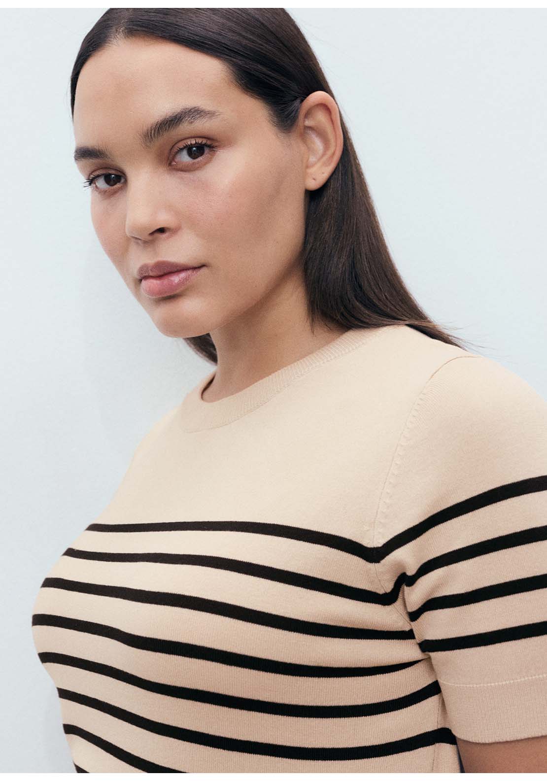 Short-Sleeved Fine Knit Sweater - Brown