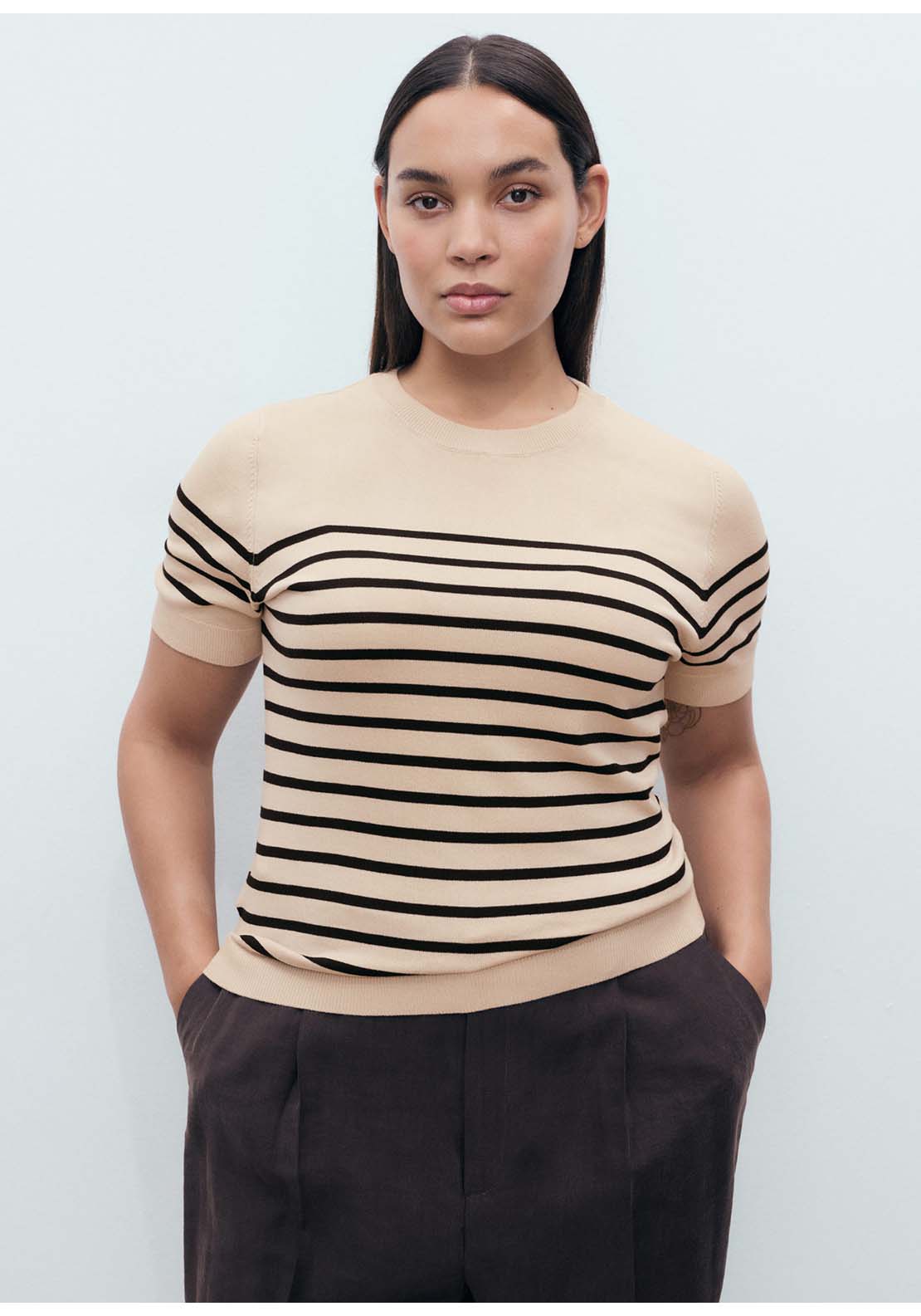 Short-Sleeved Fine Knit Sweater - Brown