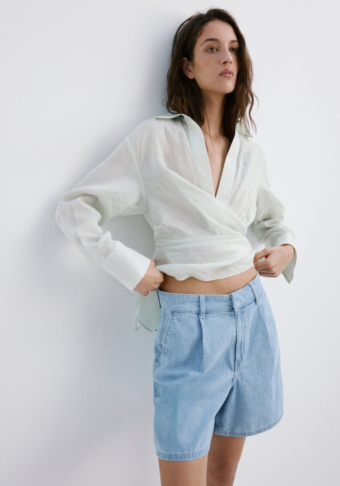 Mid Rise Denim Bermuda Shorts With Pleats - Denim Blue