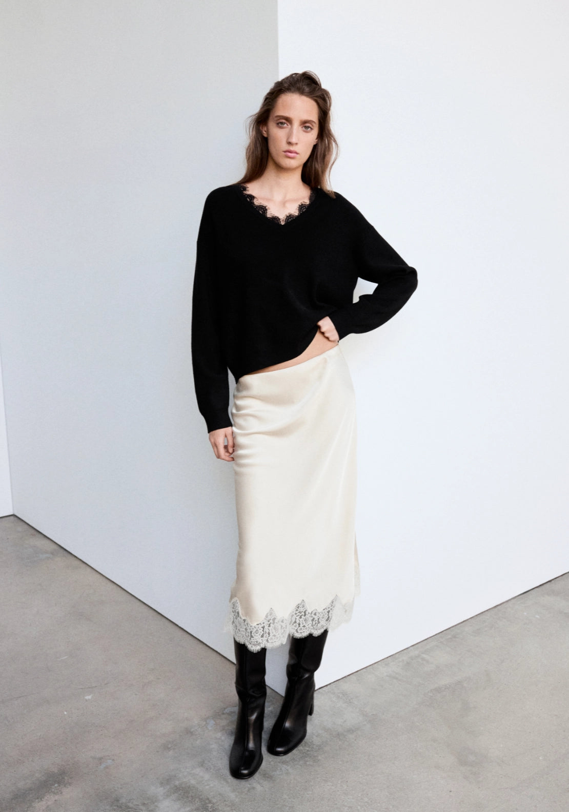 Sweater V-Neck With Lace Detail - Black