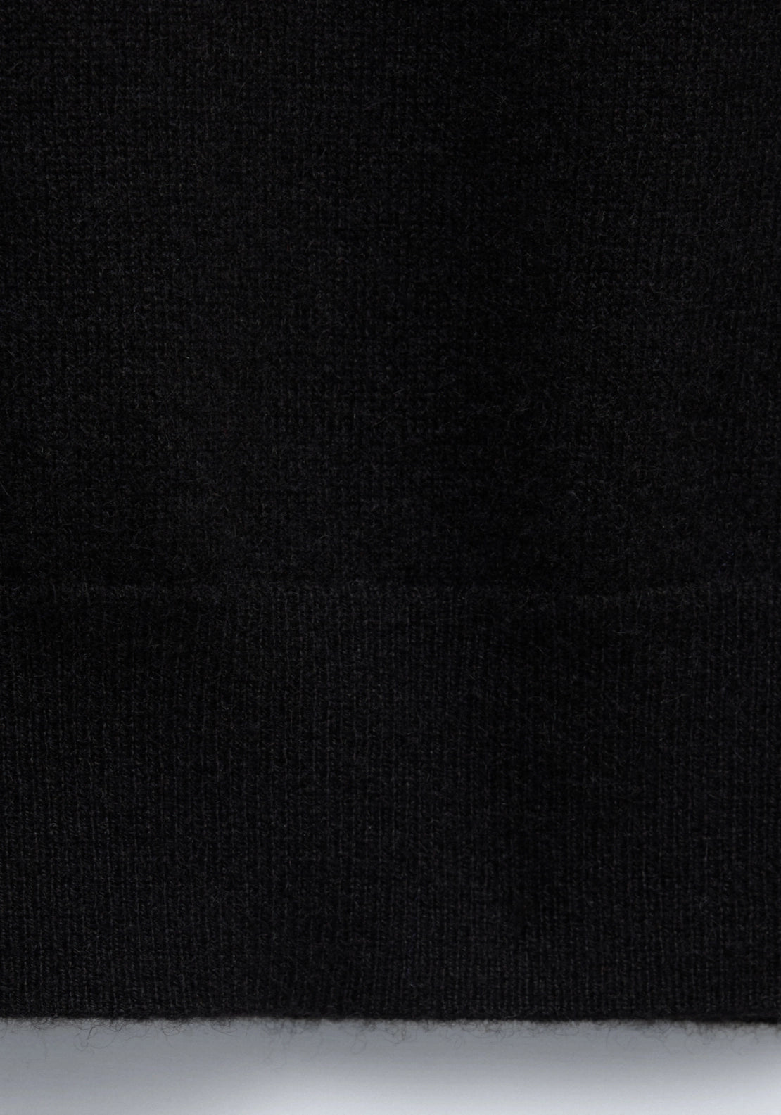 100% Cashmere Round Neck Sweater - Black