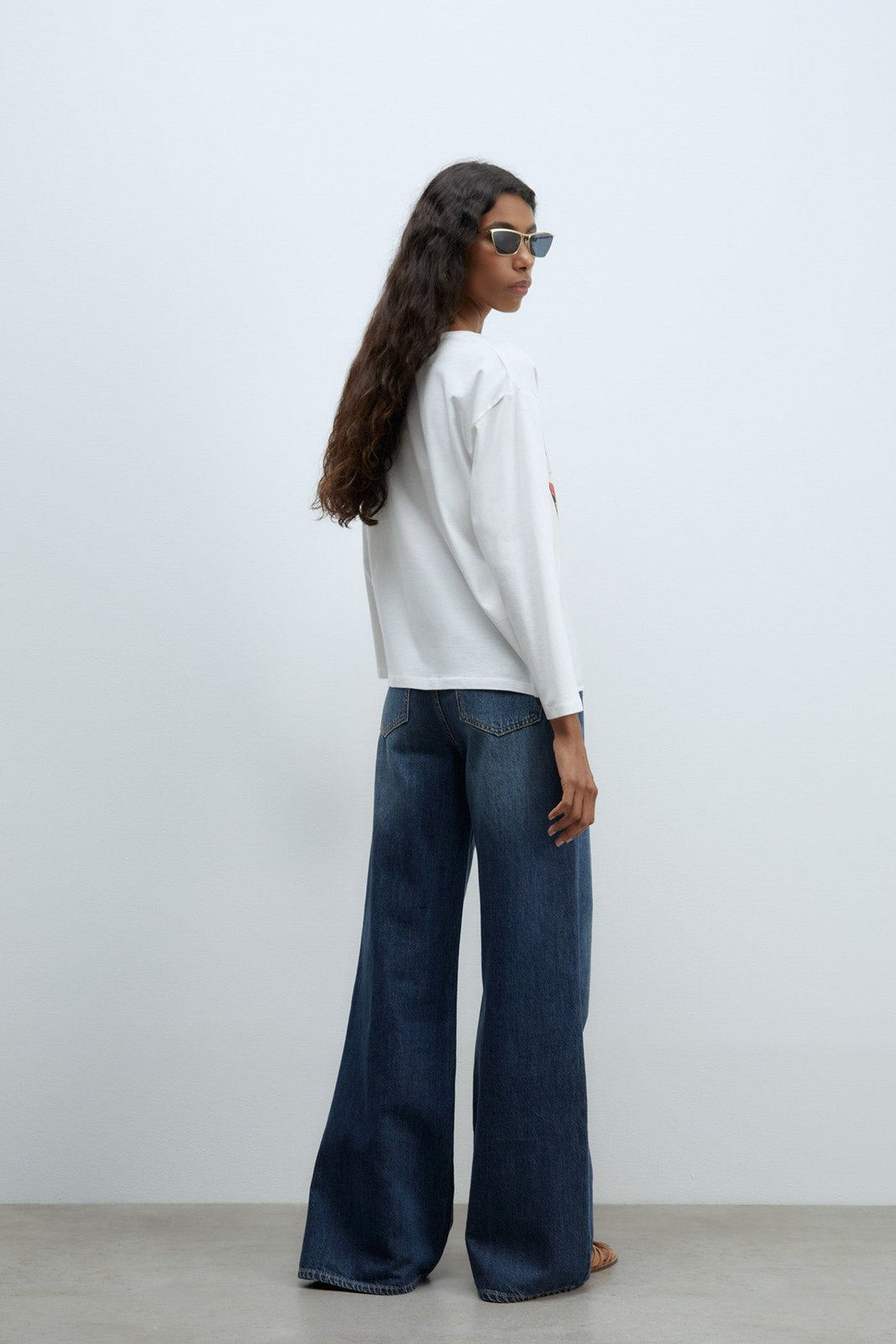 Sfera Graphic-print long-sleeved T-shirt - White 5 Shaws Department Stores