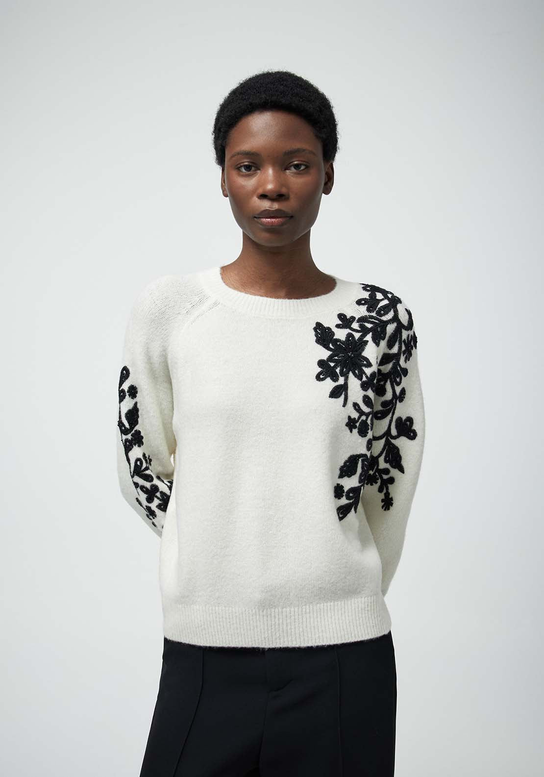 Contrast Embroidery Sweater - Cream