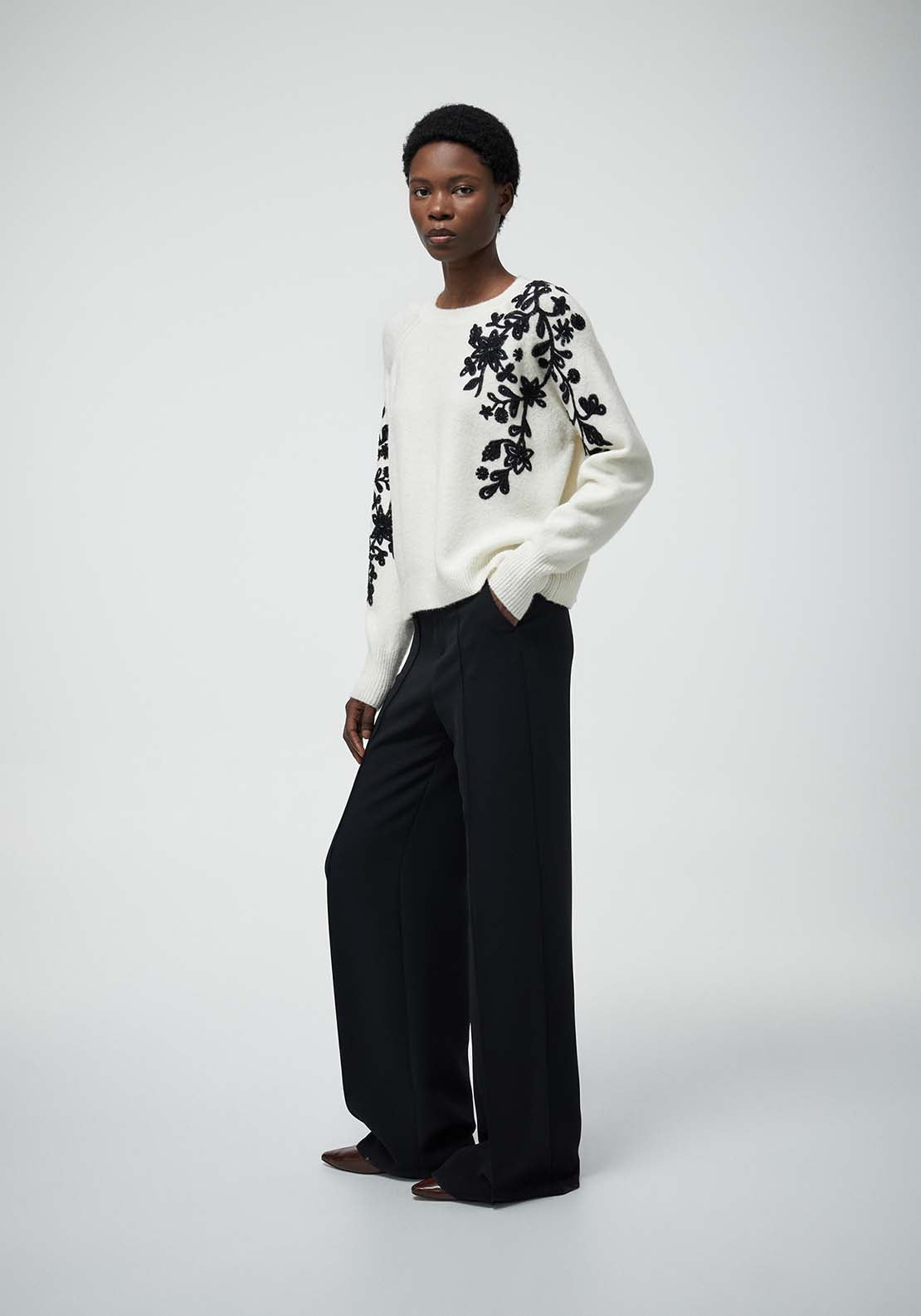Contrast Embroidery Sweater - Cream