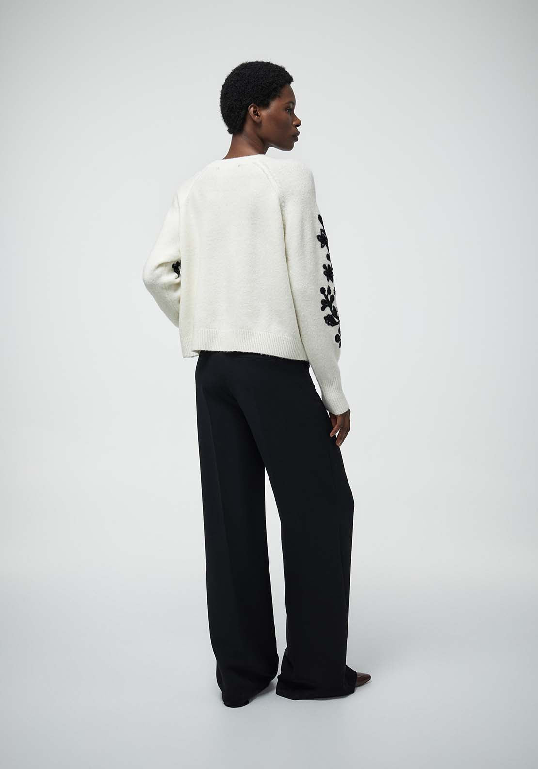 Contrast Embroidery Sweater - Cream