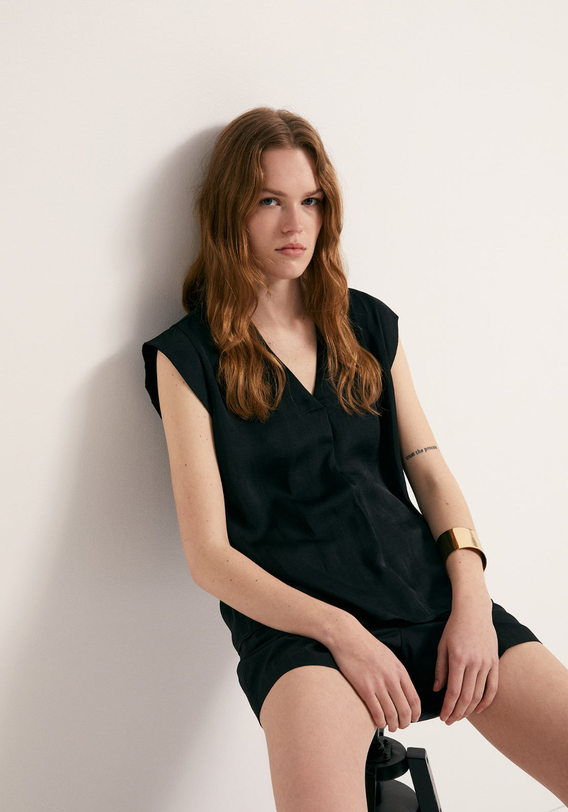 Basic Sleeveless Top With V Neck Top - Black