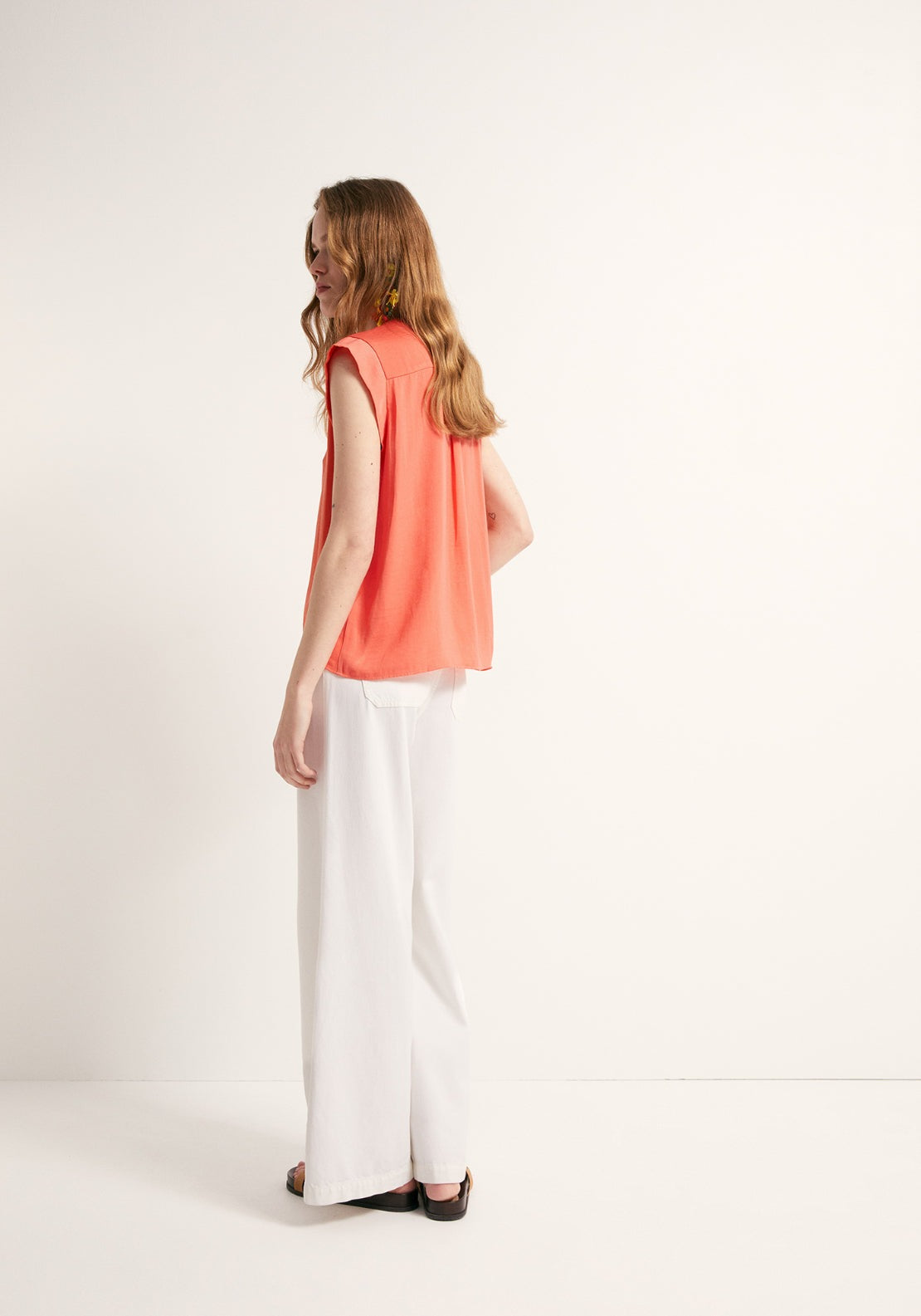 Basic Sleeveless Top With V Neck Top - Red