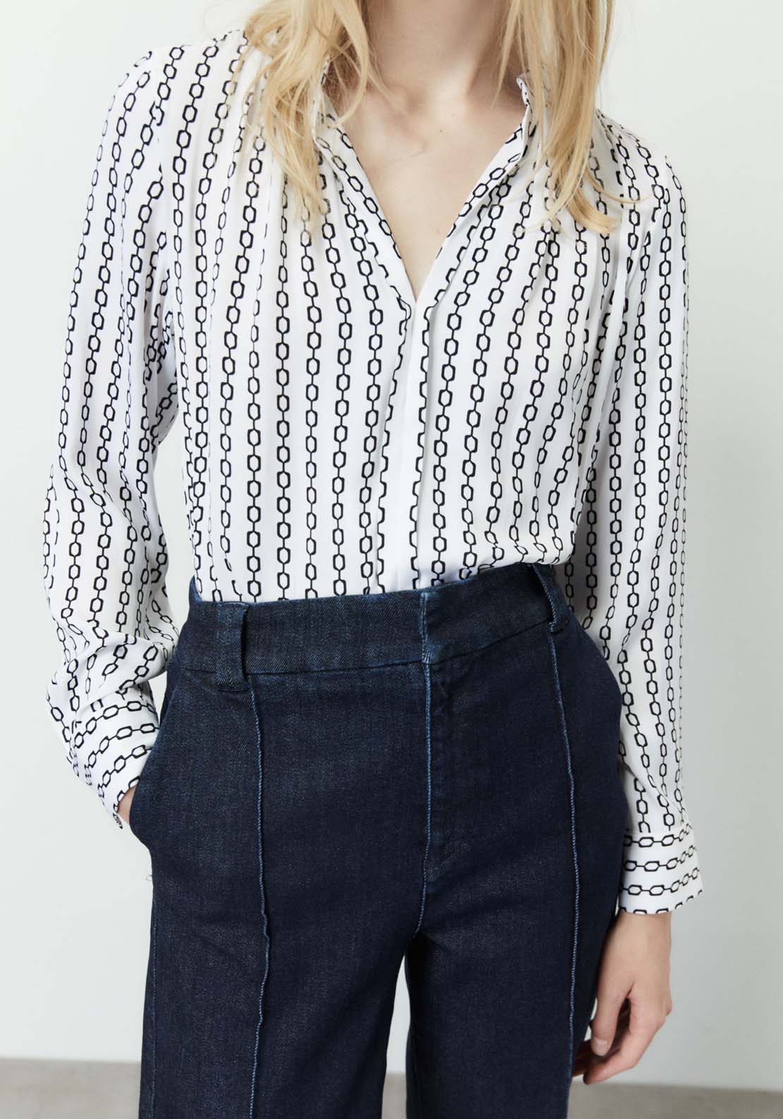 Sfera Printed loose-fit blouse - White And Black 2 Shaws Department Stores