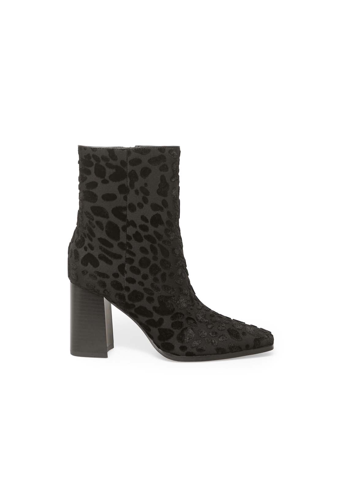 Elegant Leopard Boots - Black