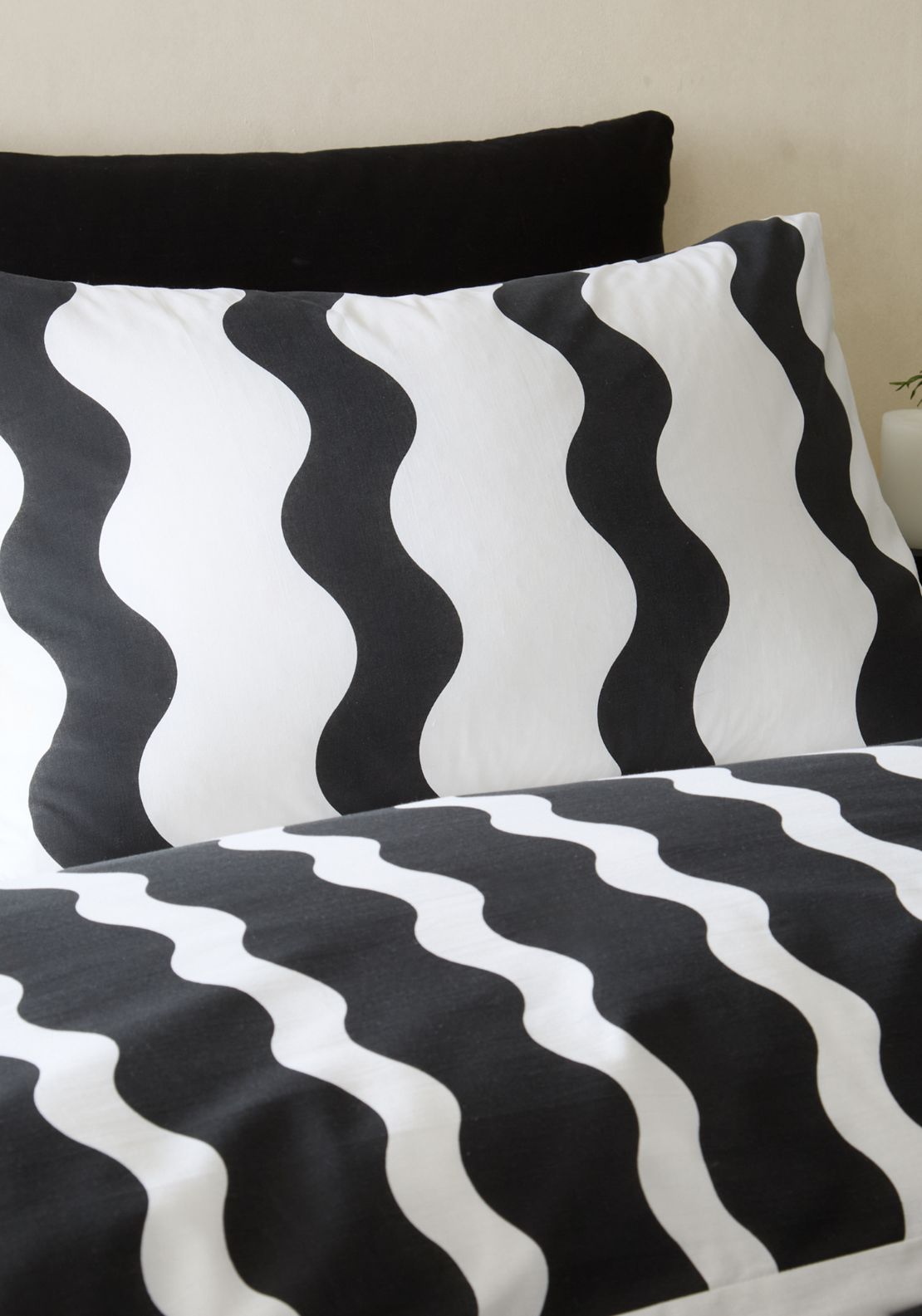 Sassy B Waves Reversible Duvet Cover Set - Black 3 Shaws Department Stores