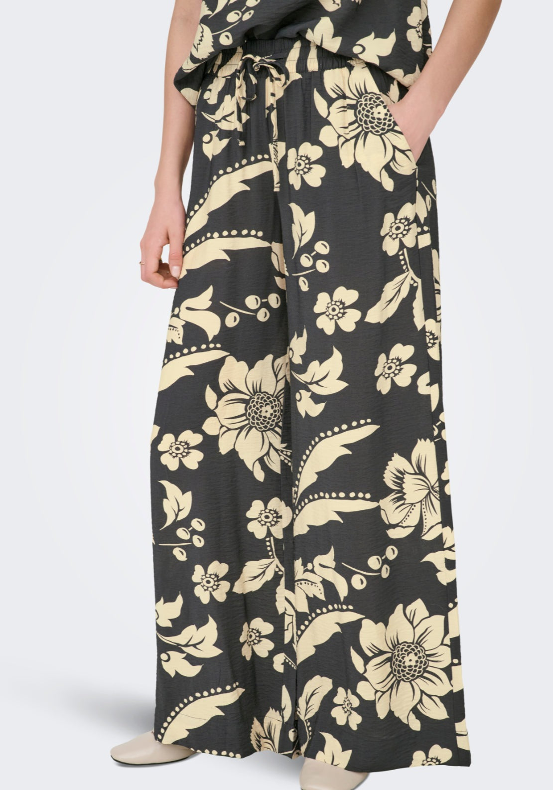 Jdy Troya Life Medium Waist Palazzo Pant - Phantom/creme Flowers 3 Shaws Department Stores