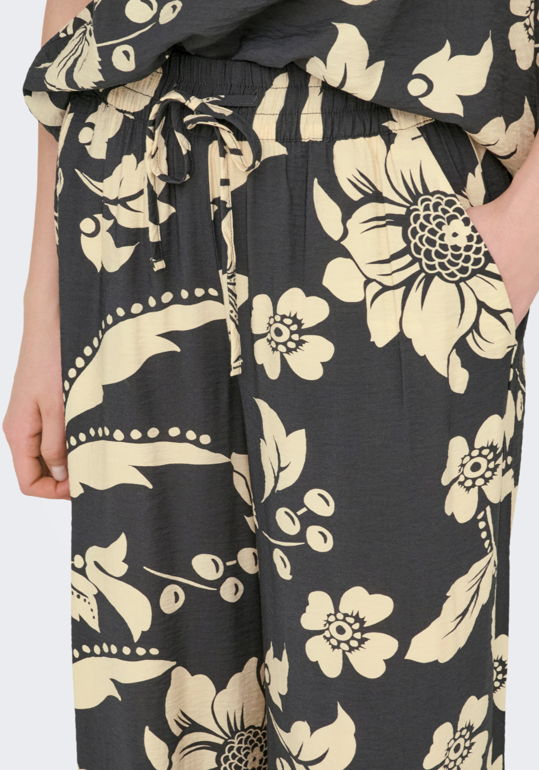 Jdy Troya Life Medium Waist Palazzo Pant - Phantom/creme Flowers 4 Shaws Department Stores
