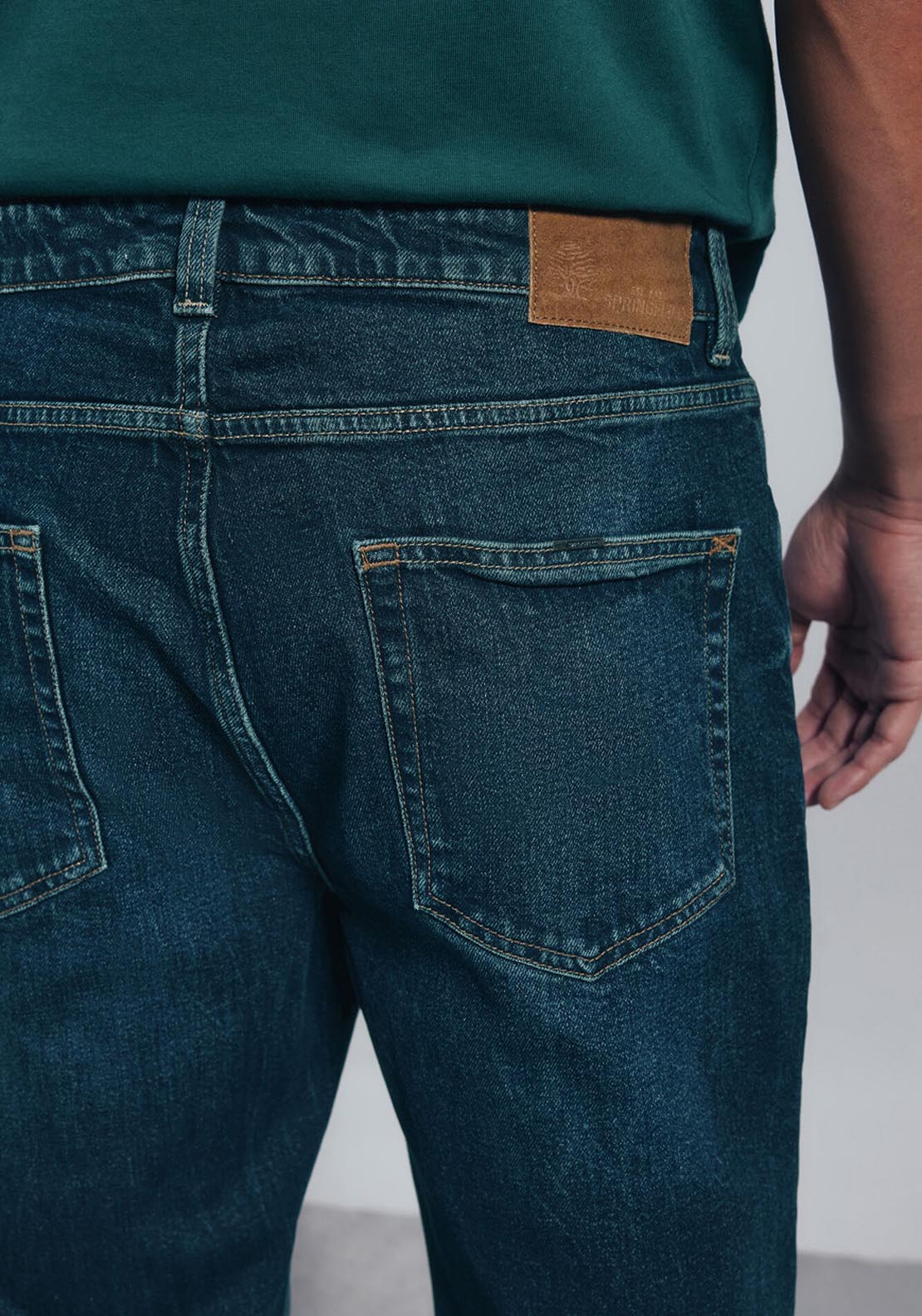 Regular Fit Dark Wash Jeans With Frayed Edges - Blue