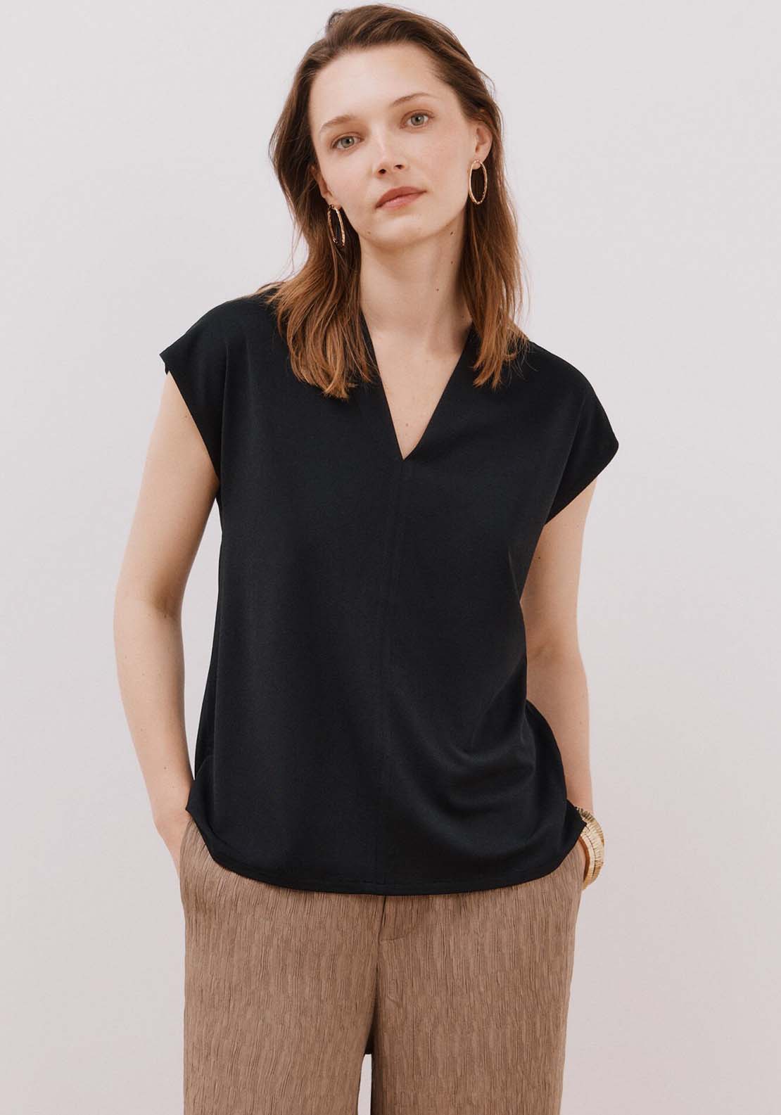 Printed T-Shirt With Gathered V Neckline - Black