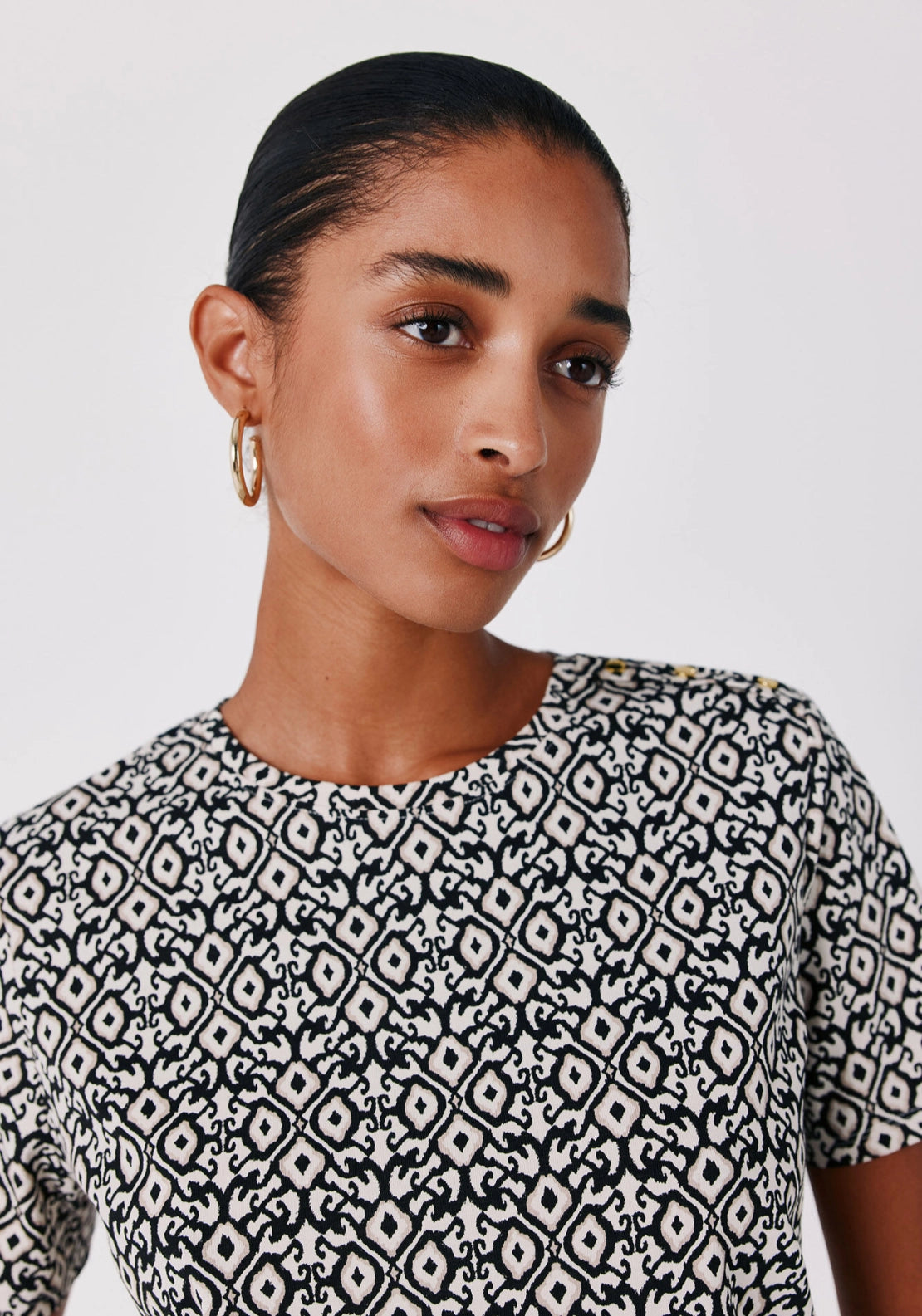 Gold button basic T-shirt - White Print