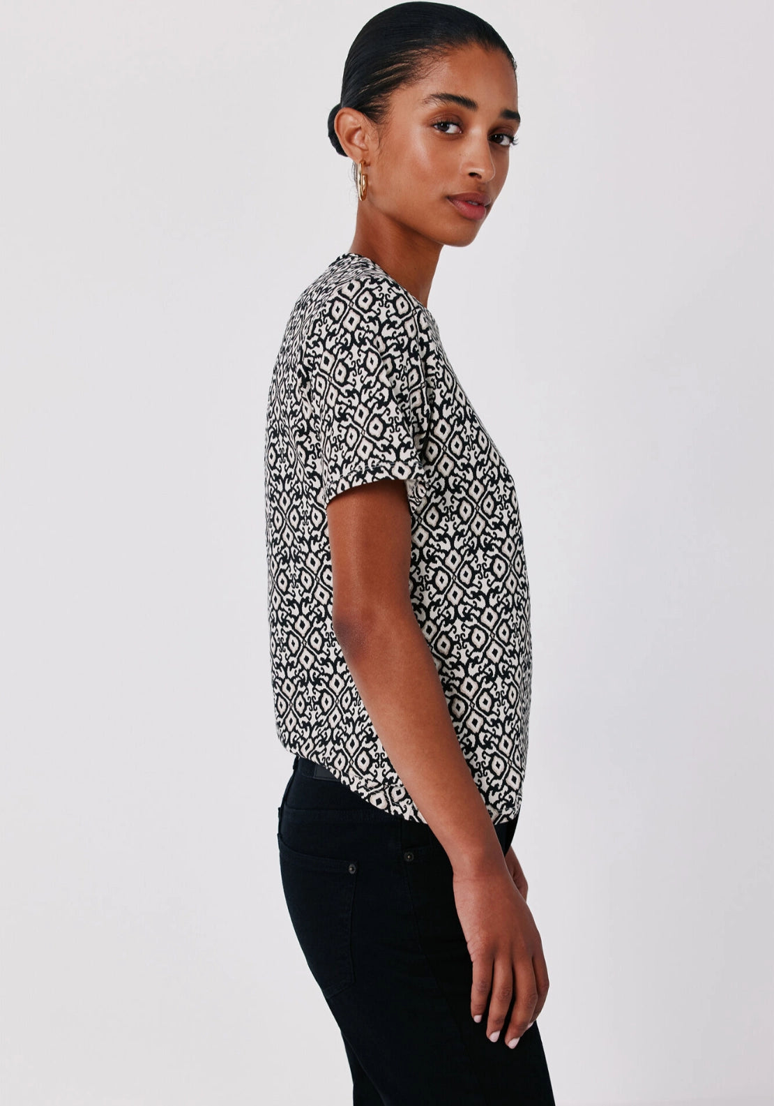 Gold button basic T-shirt - White Print