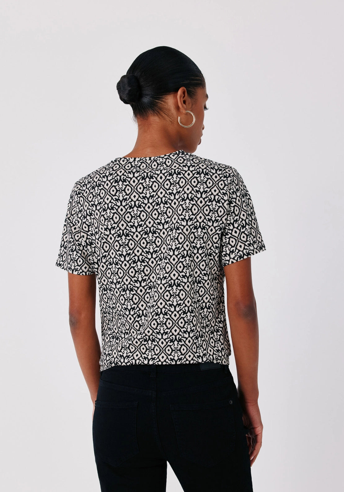 Gold button basic T-shirt - White Print